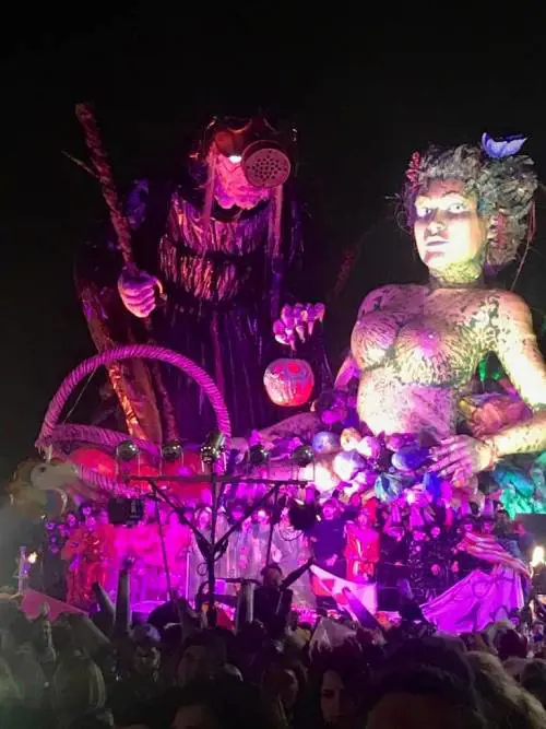 Al Carnevale di Viareggio trionfa un carro che denuncia l'inquinamento e i rifiuti