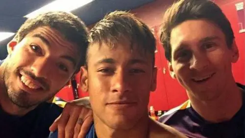 Neymar si "cura" dall'infortunio al Carnevale di Rio: rabbia tifosi