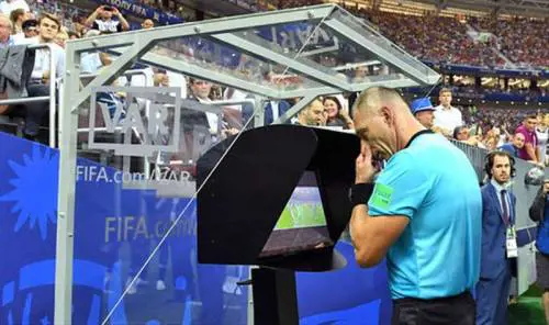 Calcio, è ufficiale: per la Crusca si dice "il Var"