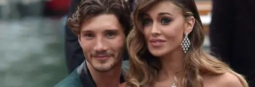 Stefano De Martino pizzicato alla festa della mamma di Belen