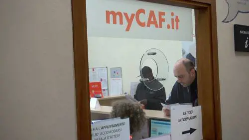 La corsa al reddito di cittadinanza. I volti e le storie