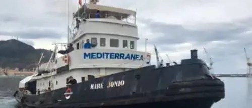 L'ong non rispetta gli ordini e 'sottrae' i migranti alla Libia