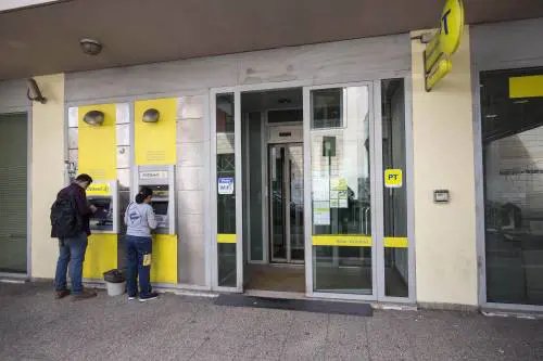 Ecco il reddito di cittadinanza Pacchia per immigrati e rom