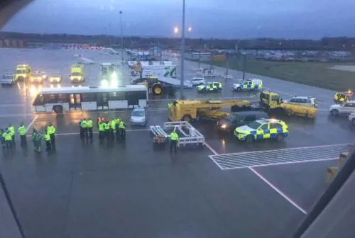 Tosse e vomito a bordo, un aereo finisce in quarantena