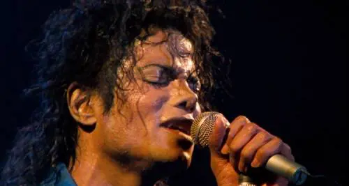 La polizia a guardia della stella di Michael Jackson sulla Walk of Fame