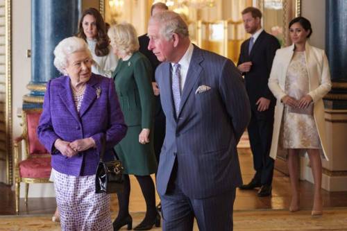 Il duro mestiere di regina: l’imparzialità di Elisabetta II. Così "ignora" Kate e Meghan