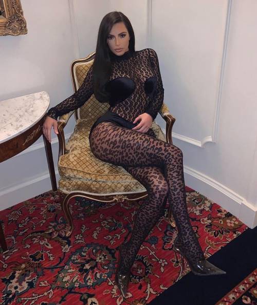 Kim Kardashian in sexy look leopardato alle sfilate di Parigi