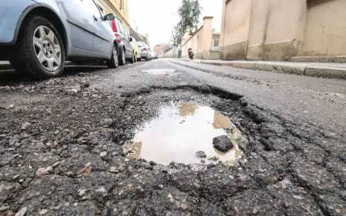 Roma, cade in una buca e si frattura il malleolo: causa al Comune