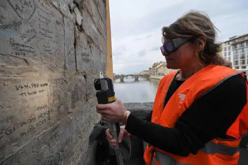 Il laser che cancella le scritte dai muri