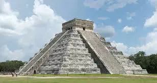 Scoperta grotta dei Maya rimasta sigillata per anni: dentro oltre 150 oggetti