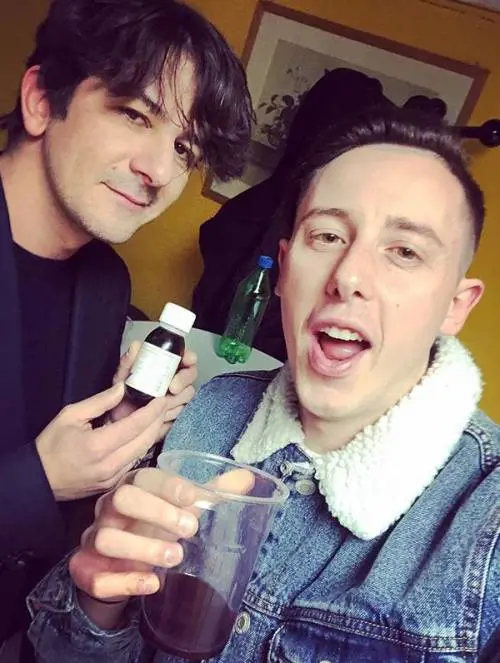 Francesco Mandelli e Shade, foto choc con la codeina, il web non perdona