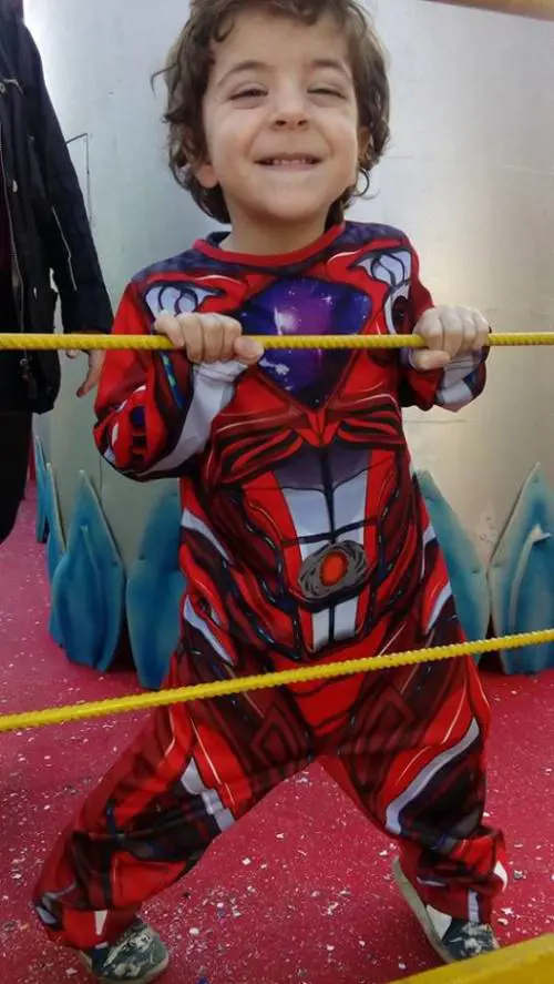 Bimbo caduto dal carro, lo strazio del papà: "Ciao mio piccolo Power Ranger"