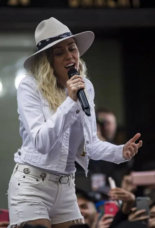 Miley Cyrus celebra la Festa della donna con un video per Ariana Grande