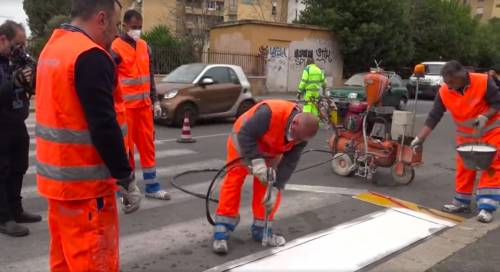 Roma, la Raggi su Facebook:"Detenuti per rifare le strisce pedonali"