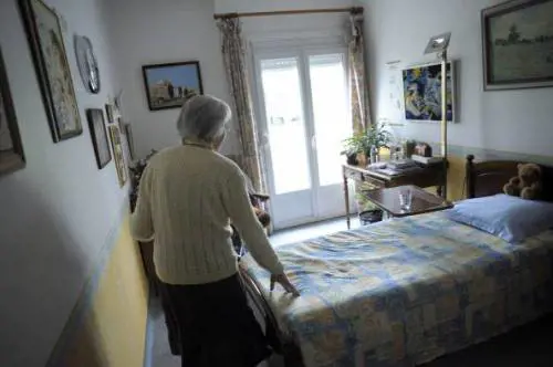 Straniero rapina in casa una 74enne ed aggredisce agenti, arrestato