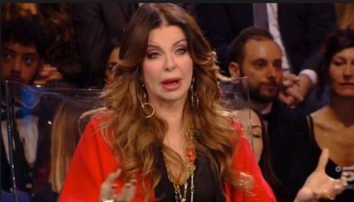 Isola, Alba Parietti sbotta: "Non prendo solo m... in faccia"