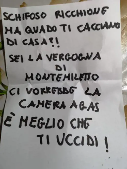 Biglietto choc sotto casa di un omosessuale: "Ci vorrebbe la camera a gas"