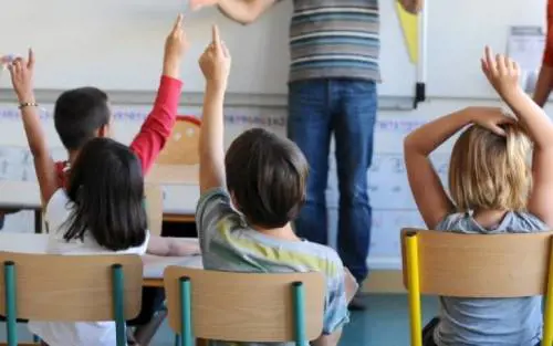 Vercelli, sospesa maestra d’asilo: insulti e violenze sui bimbi
