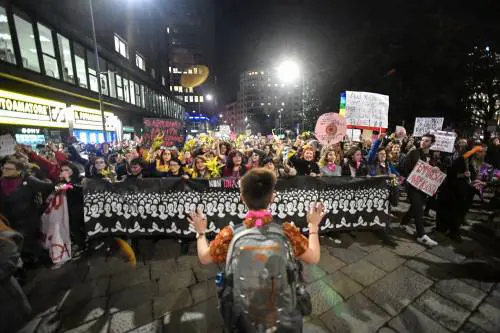 Le femministe imbrattano la statua di Montanelli a Porta Venezia