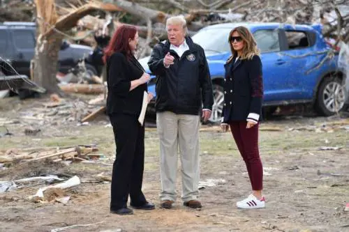 Melania Trump e il Presidente degli Stati Uniti nelle zone colpite dal tornado