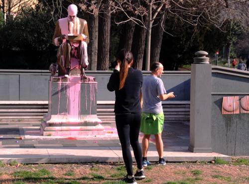 Porta Venezia, imbrattata la Statua di Indro Montanelli