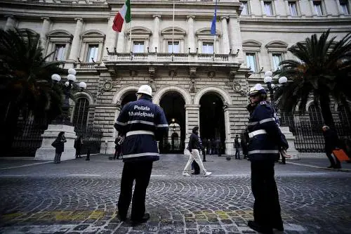 Massa Marittima, ambulante reagisce a controllo e ferisce vigilessa