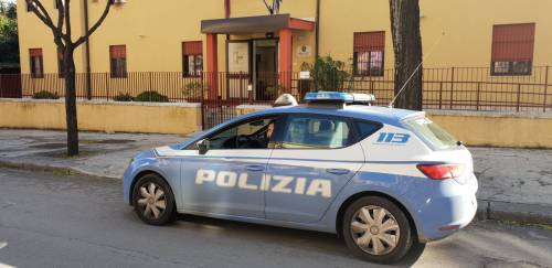 Una volante della Polizia davanti al commissariato di Porta Nuova a Palermo