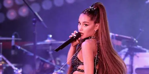 Ariana Grande attaccata dai vegani per il suo Cloud Macchiato di Starbucks