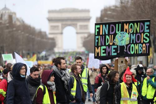 Parigi, nuove proteste in piazza per i gilet gialli 