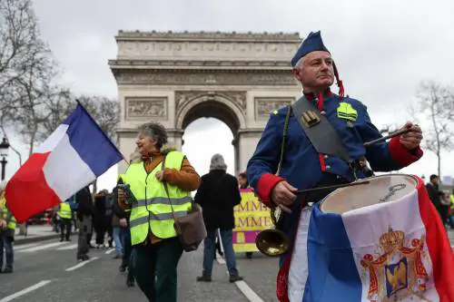 Notre Dame, gilet gialli a Macron: "La usa per non dire la verità"