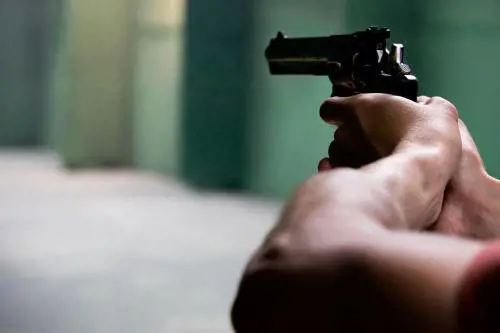 Ubriachi, urinano vicino al suo locale: esasperato spara in aria
