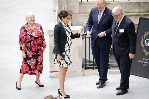 Meghan Markle (ancora) nella bufera. Il pancione le tira su l'abito che si fa troppo corto