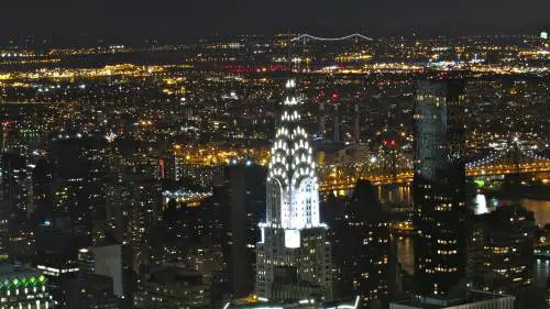 La parabola discendente del grattacielo Chrysler: da mito a scarto della crisi