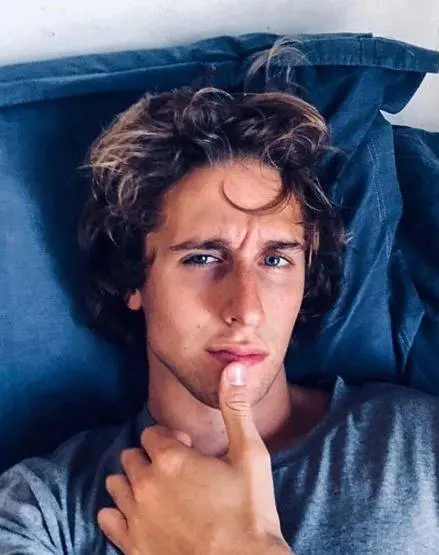Brando Bertrand, chi è il modello senza veli del "succhino"