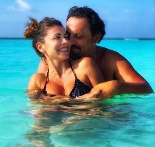 Flora Canto sexy alle Maldive con la famiglia