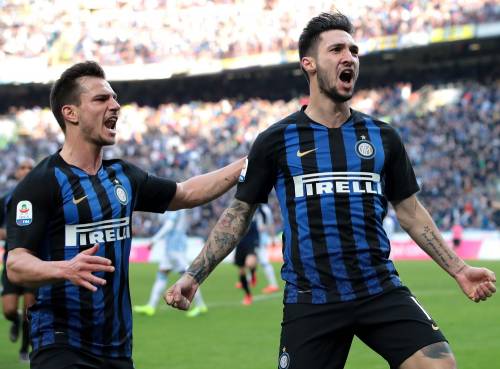 Serie A, l'Inter batte 2-0 la Spal e si porta meno uno dal Milan. Il Napoli frena