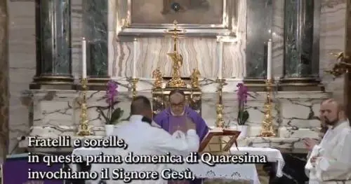 Roma, interrompe la messa in diretta tv urlando "Sono Dio sceso in terra"