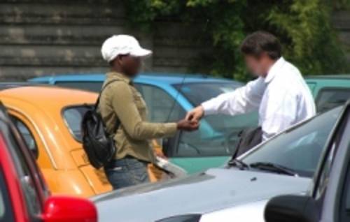 Vigile sequestra 50 centesimi al parcheggiatore abusivo grazie al decreto Salvini