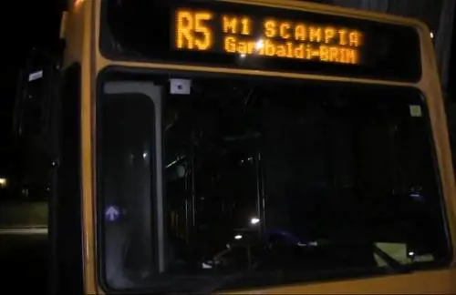 Scampia, ragazzi prendono a sassate bus: un vetro va in frantumi