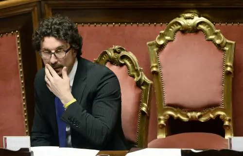 Toninelli si salva in Aula. Ma il Carroccio taglia la corda