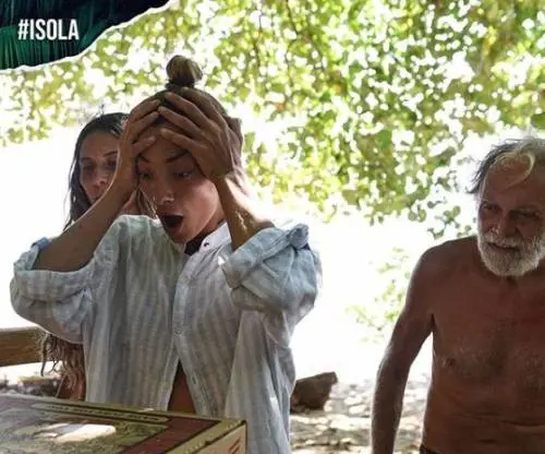 Lutto all'Isola dei Famosi, è morta la nonna di Maddaloni