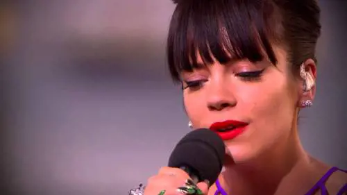 Lily Allen: "Dopo anni di alcol e droghe, non so come ho fatto a sopravvivere"