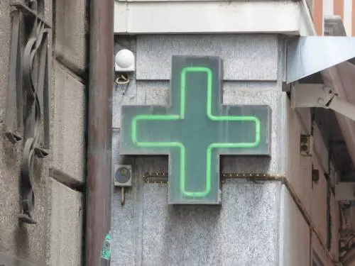 Rapinano farmacia a Frattamaggiore, arrestati due giovani