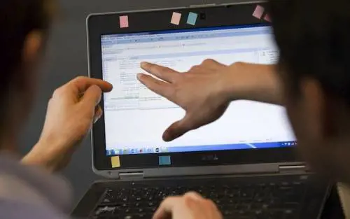 Arezzo, 20enne invia video hot all’amica e lei lo ricatta: 3 denunce