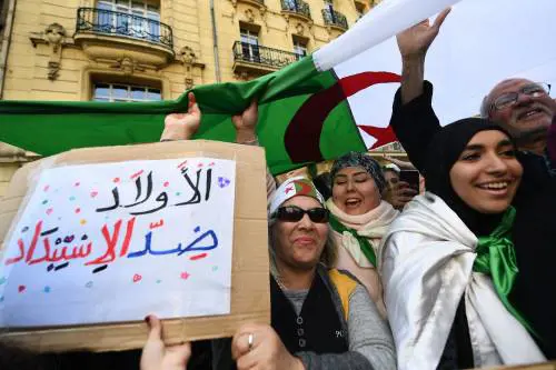 Bouteflika abbandona il trono. Per l'Algeria è la fine di un'era