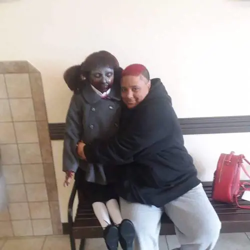 Ragazza americana sposa la sua bambola-zombie: "Mai stata così felice, ora un figlio insieme"