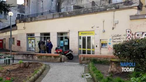 Napoli, rapinano l'ufficio postale e picchiano gli impiegati: in fuga banda del buco