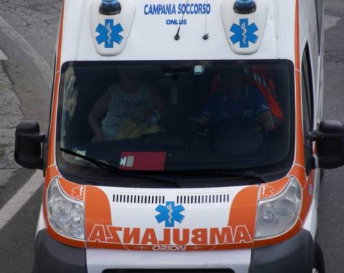 Napoli, ambulanza blocca il traffico. Furia del centauro: ​insulti e minacce al 118