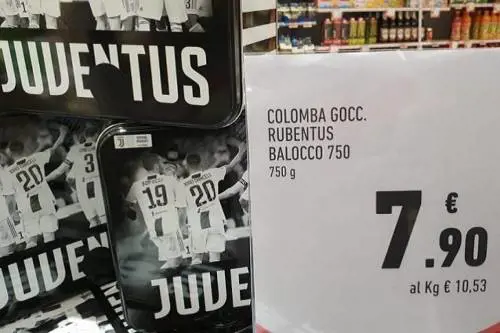 Scrive "Rubentus" su cartello delle colombe bianconere: dipendente a rischio