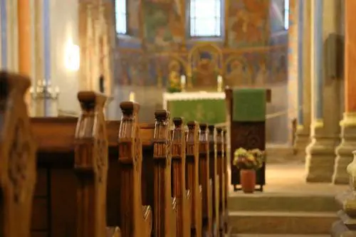 Reggio Emilia, in chiesa con un gancio: Tso e denuncia per pakistano